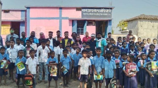 जिला पंचायत अध्यक्ष के दो साल कार्यकाल पुरा होने पर, गुढियारी के स्कूली बच्चों को प्रदान की शैक्षणिक सामग्री।