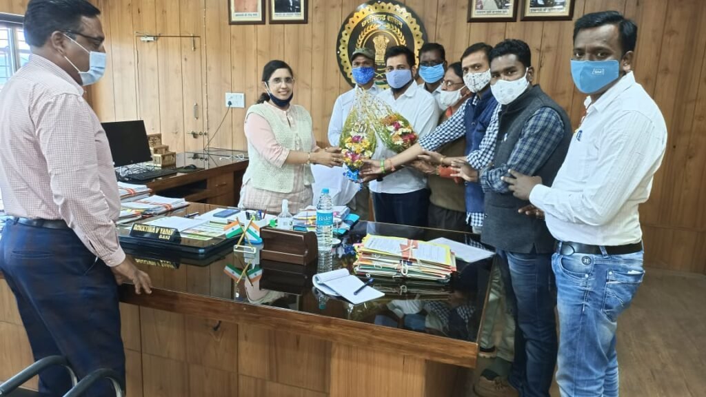 जिला सचिव संघ गरियाबंद ने अपने लंबित विभिन्न मांगों को लेकर जिला सीईओ को सौंपा ज्ञापन