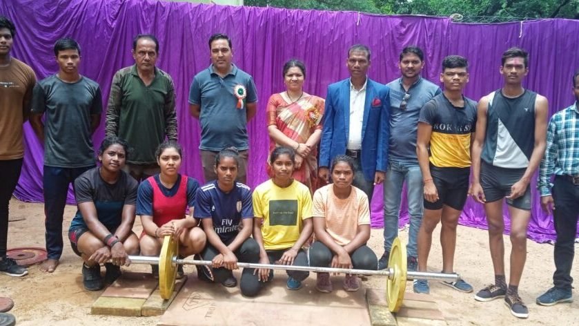 जिला स्तरीय भारोत्तोलन प्रतियोगिता सम्पन्न क्षेत्रीय स्तर के लिए चयनित किए गए खिलाड़ी।