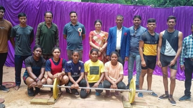 जिला स्तरीय भारोत्तोलन प्रतियोगिता सम्पन्न क्षेत्रीय स्तर के लिए चयनित किए गए खिलाड़ी।