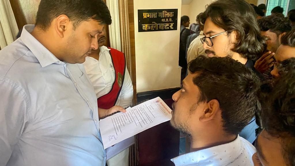 जिले के स्कूल,कालेजों में विद्यार्थियों के लिए भवन की भी व्यवस्था नहीं अभाविप ने कलेक्टर को सौंपा ज्ञापन