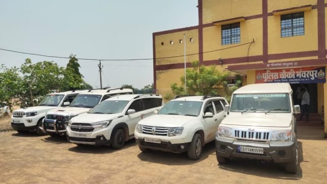 जुए के फड़ पर छापा: 5 लग्जरी कारों के साथ 8 आरोपी चढ़े पुलिस के हत्थे