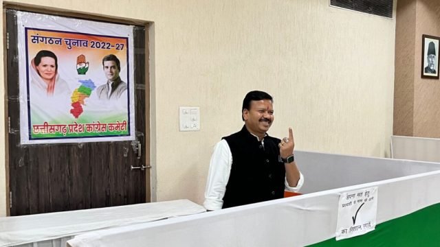 कांग्रेस अध्यक्ष पद के चुनाव के लिए संसदीय सचिव ने किया मतदान