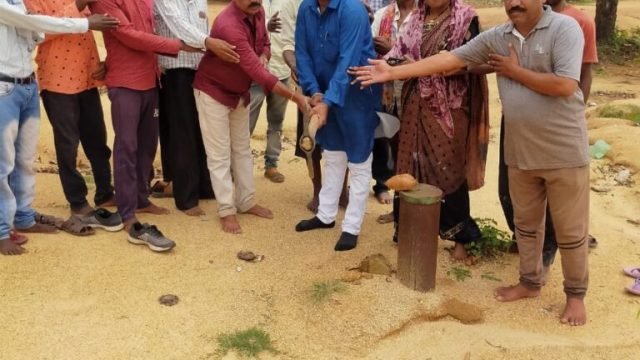 खल्लारी मंदिर में श्रद्धालुओं के पेयजल आपूर्ति के लिए पाइप लाइन विस्तार का भेखलाल साहू जनपद उपाध्यक्ष ने किया भूमिपूजन ।