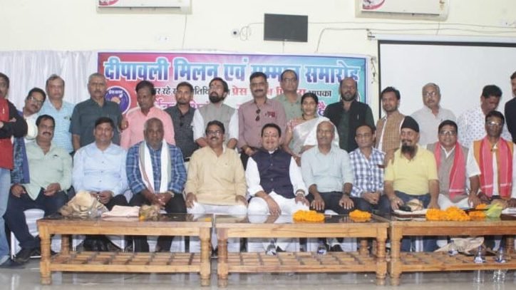 क्लब पिथौरा के दिवाली मिलन समारोह में कलमकारो व समाजसेवियों को अतिथियों ने किया सम्मानित।