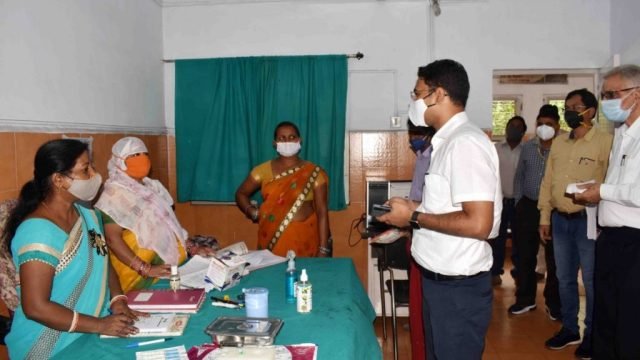 कोरबा:आयुक्त ने किया दर्जन भर वैक्सीनेशन सेंटरों का दौरा।
