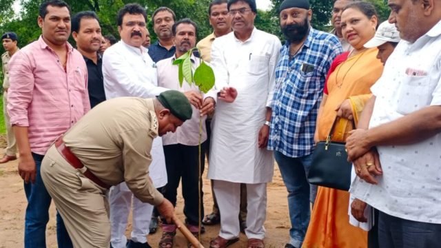 कृष्ण जन्माष्टमी में कृष्ण कुंज में हूवा वृक्षारोपण