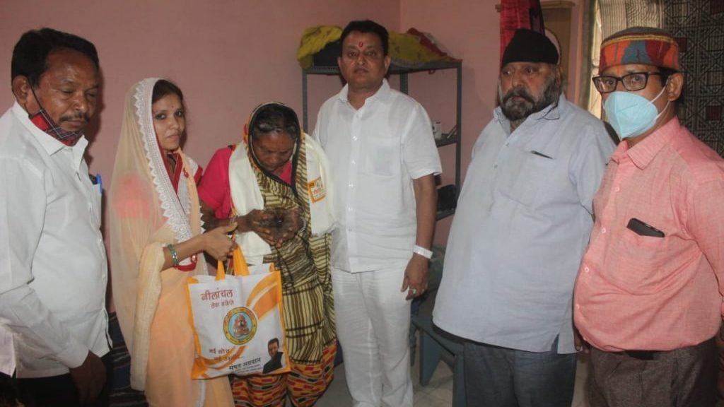 क्षेत्र की जनता के हर सुख दुख में कंधे से कंधा मिलाकर नीलांचल सेवा समिति खड़े रहेगी -संपत। करोना संक्रमण से जान गवाए मृतकों के परिजनों से मिले संपत।