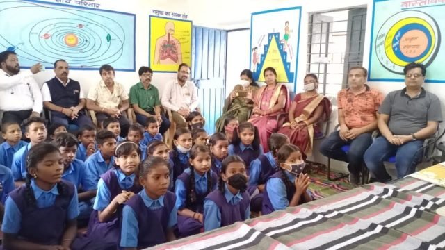 लायंस क्लब कटघोरा-छुरी ने किया पाठ्य पुस्तक सामग्रियों का वितरण