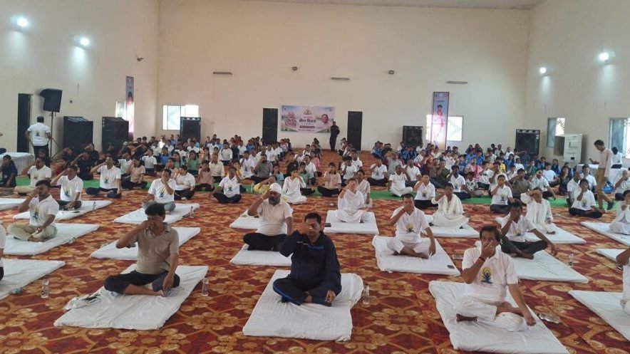 महासमुंद में विश्व योग दिवस पर लोगों ने किया सामूहिक योग, नशामुक्ति का लिया संकल्प