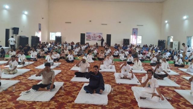 महासमुंद में विश्व योग दिवस पर लोगों ने किया सामूहिक योग, नशामुक्ति का लिया संकल्प