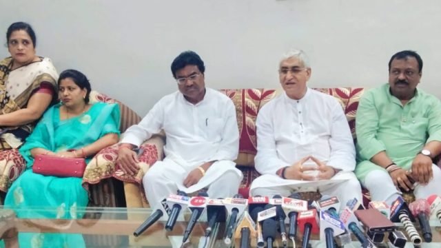 मंत्री ‘बाबा’ के प्रेसवार्ता में पत्रकारों को मांगने पर भी नहीं मिला पानी।