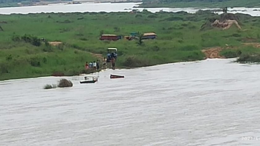 नदी में अचानक आई बाढ़। रेत भरते दो ट्रैक्टर डूबे। जानिए कहां का है मामला………