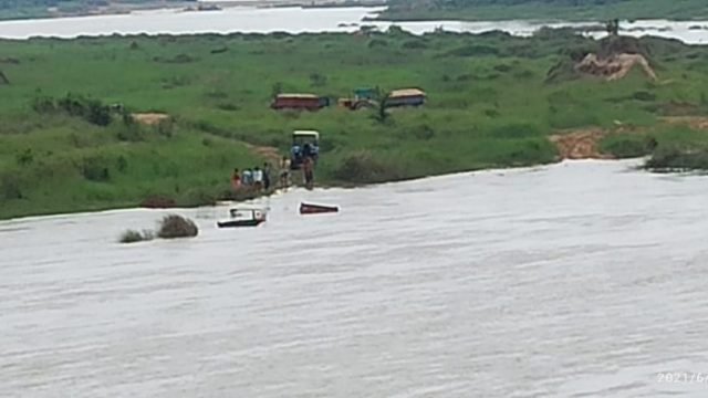 नदी में अचानक आई बाढ़। रेत भरते दो ट्रैक्टर डूबे। जानिए कहां का है मामला………