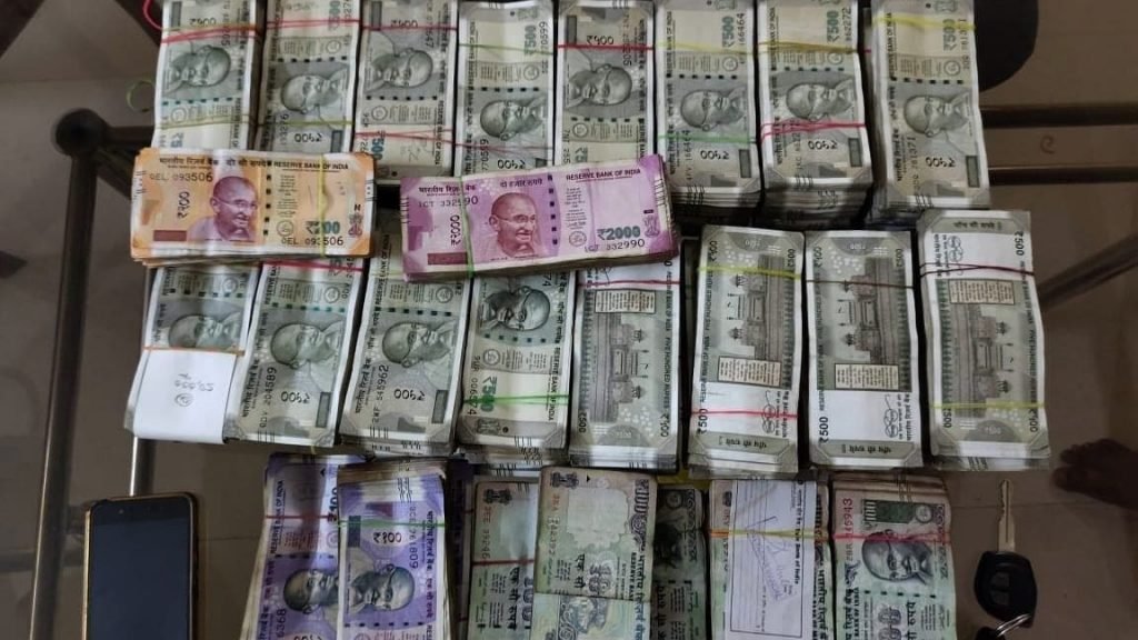 नगदी का अवैध परिवहन: 37,28,900 रूपयें नगदी के साथ कोल्हापुर महाराष्ट्र के 2 व्यक्ति पुलिस की गिरफ्त में।