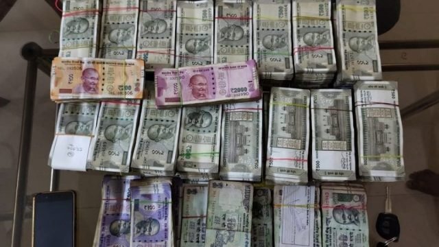 नगदी का अवैध परिवहन: 37,28,900 रूपयें नगदी के साथ कोल्हापुर महाराष्ट्र के 2 व्यक्ति पुलिस की गिरफ्त में।
