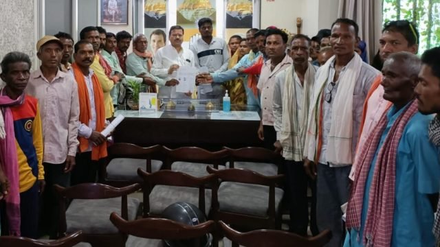 पाटनदादर से सरेेकेल तक मार्ग निर्माण की ओर कराया ध्यानाकर्षित