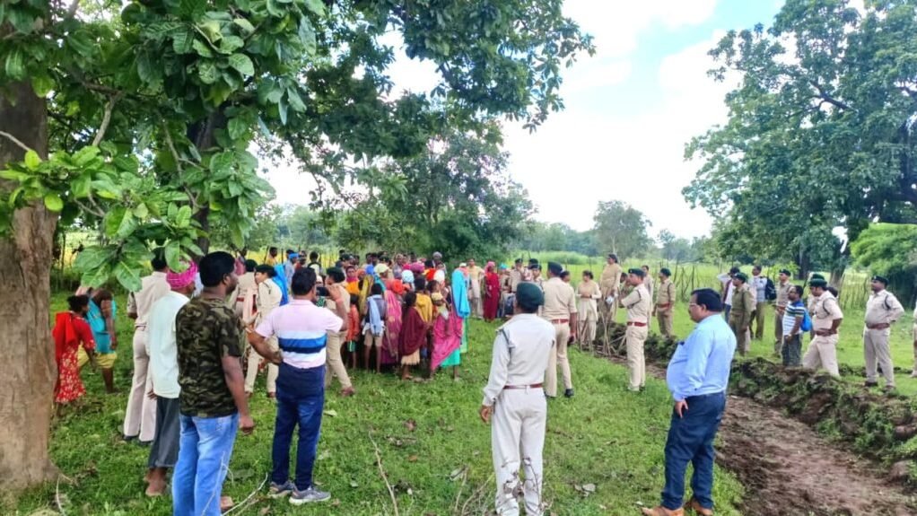 पेट काटकर जंगल को कब्जा करने के मामले में 48 ग्रामीणों को भेजा गया जेल। वन विभाग की अब तक की सबसे बड़ी कार्यवाही। देखिए Video……