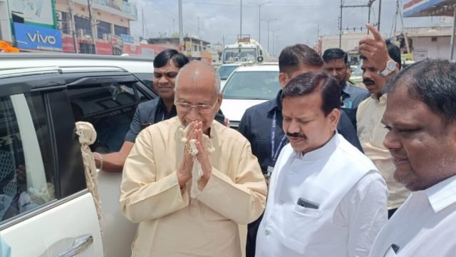 प्रभारी मंत्री का संसदीय सचिव की अगुवाई में किया गया आत्मीय स्वागत