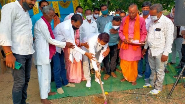 परसदा से लोहझर तक पांच किमी तक बनेगी सड़क। संसदीय सचिव ने किया सड़क निर्माण के लिए भूमिपूजन।