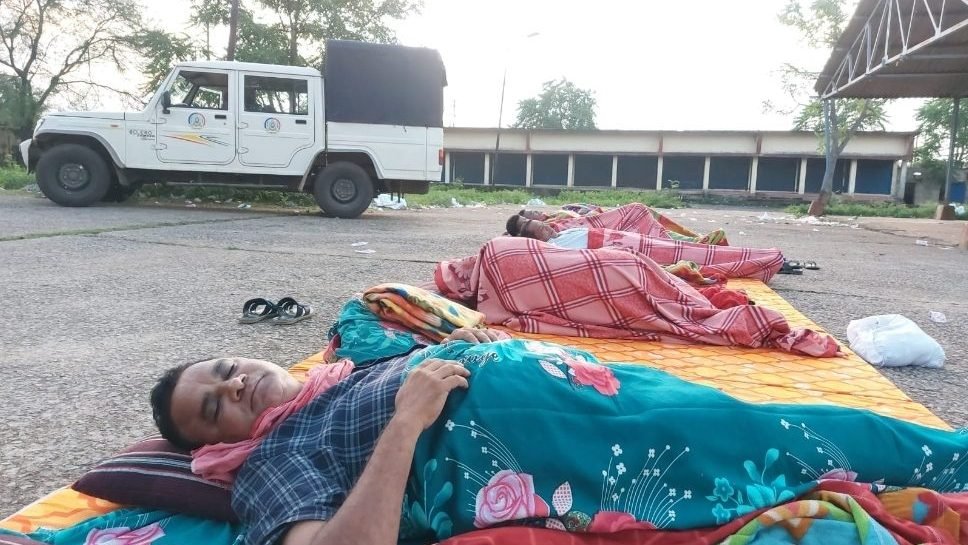 पुराना बकाया देने की मांग लेकर कलेक्ट्रेट पहुंचे किसानों को किया गया नजरबंद।