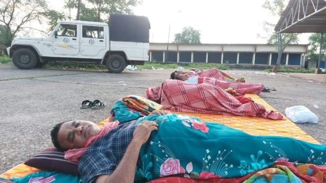 पुराना बकाया देने की मांग लेकर कलेक्ट्रेट पहुंचे किसानों को किया गया नजरबंद।