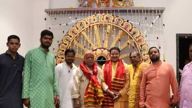 पुरी के जगन्नाथ मंदिर के नंदीघोष रथ का पवित्र चक्र स्थापित किया गया
