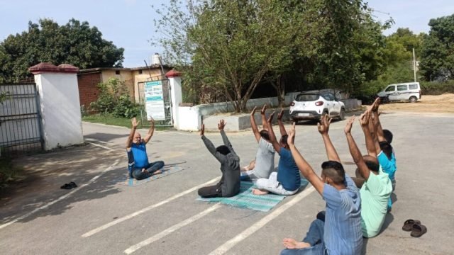 सांकरा थाना प्रभारी की अगुवाई में संपन्न हुआ योगाभ्यास।