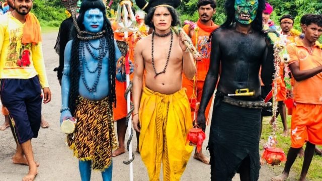 सावन के अंतिम सोमवार को भरी बरसात में भूतेश्वरनाथ महादेव में कांवड़ियों का उमड़ा सैलाब