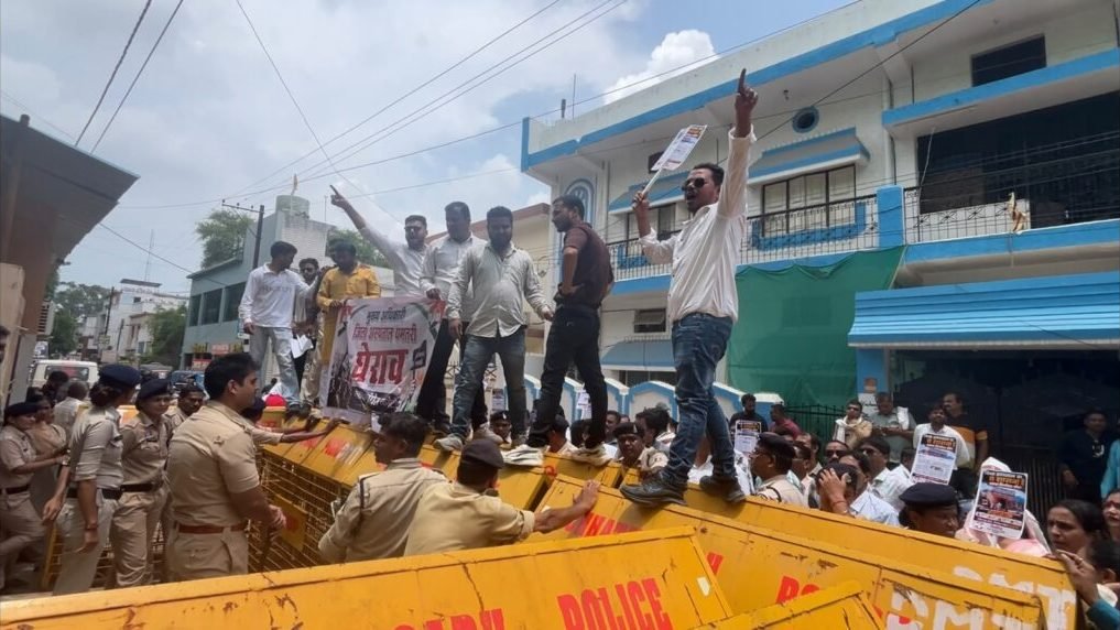 सीएमएचओ कार्यालय का शहर कॉंग्रेस कमेटी द्वारा घेराव।