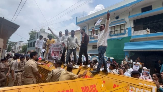 सीएमएचओ कार्यालय का शहर कॉंग्रेस कमेटी द्वारा घेराव।