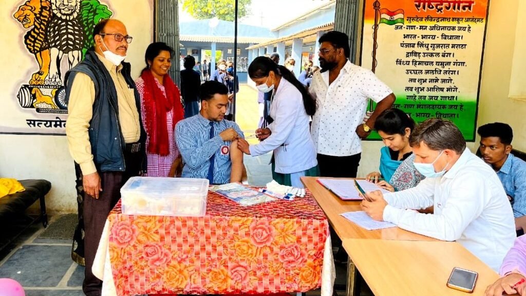 सेंट जॉन्स इंग्लिश मीडियम हायर सेकंडरी स्कूल में किया गया 80 विद्यार्थियों का टीकाकरण।