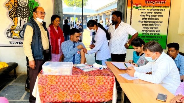 सेंट जॉन्स इंग्लिश मीडियम हायर सेकंडरी स्कूल में किया गया 80 विद्यार्थियों का टीकाकरण।