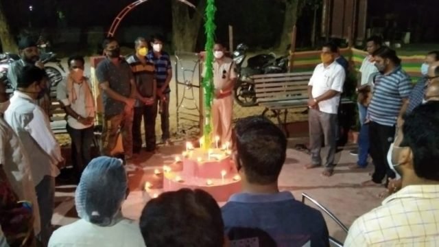 शहीद स्मारक समिति द्वारा दीप प्रज्वलित कर मौन रखकर अमर शहीदों को अर्पित की गई श्रद्धांजलि।