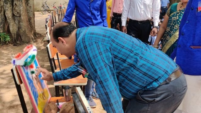 शिक्षकों को सम्मानित कर एवं बच्चों द्वारा शिक्षकों की भूमिका निभाकर मनाया गया सेजस छुरा में शिक्षक दिवस