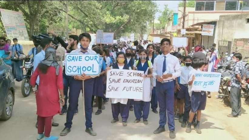 स्कूली विद्यार्थी उतरे सड़कों पर एसडीएम को सौंपा ज्ञापन।
