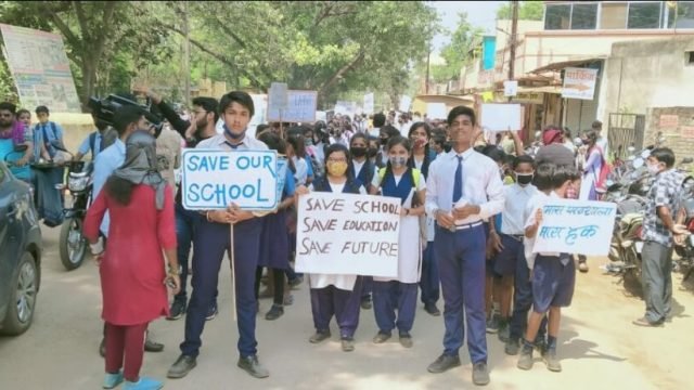 स्कूली विद्यार्थी उतरे सड़कों पर एसडीएम को सौंपा ज्ञापन।