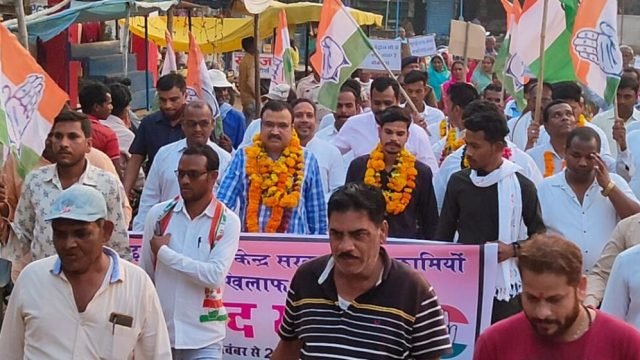 संसदीय सचिव द्वारिकाधीश यादव के नेतृत्व में ब्लाक कांग्रेस कमेटी कोमाखान का जनजागरण अभियान संपन्न