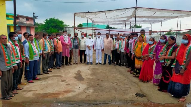 संसदीय सचिव की मौजूदगी में उपसरपंच सहित 8 पंचों ने किया कांग्रेस प्रवेश। गमछा पहनाकर संसदीय सचिव ने किया स्वागत।