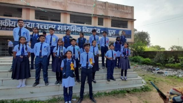 स्वामी आत्मानंद उत्कृष्ट अंग्रेजी माध्यम स्कूल छुरा में लोकतांत्रिक मतदान से किया गया छात्र संघ के विभिन्न प्रतिनिधियों का चुनाव