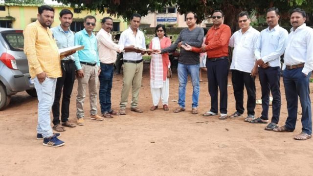 स्व.सहायक शिक्षिका के परिजनों को संघ के द्वारा एक लाख रूपये की सहायता राशि प्रदान की गई