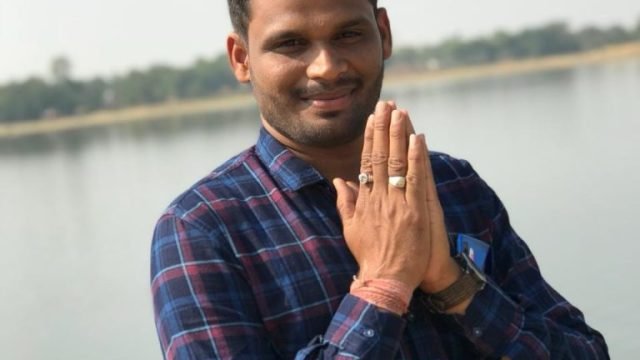 टीकाकरण की धीमी रफ्तार को देखकर एक शिक्षक ने उठाया जिम्मा। 2 दिनों में 370 लोगों ने लगवाई वैक्सीन।