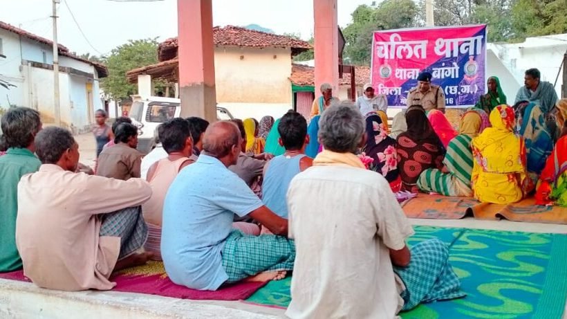 थाना बांगो द्वारा ग्राम कोडियाघाट में चलित थाने का किया आयोजन