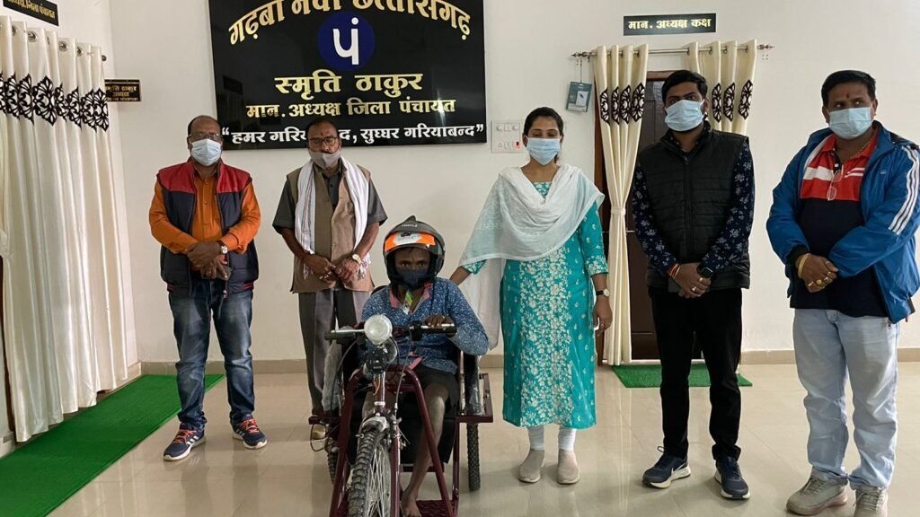 ट्रायसिकल मिलने खिला गणेश साहू का चेहरा।