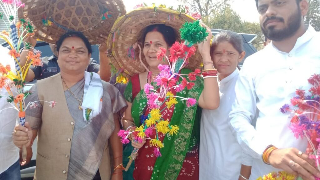 युवा कांग्रेस के प्रदेश सचिव ने छत्तीसगढ़ी परम्परा में फूलोदेवी नेताम का किया स्वागत