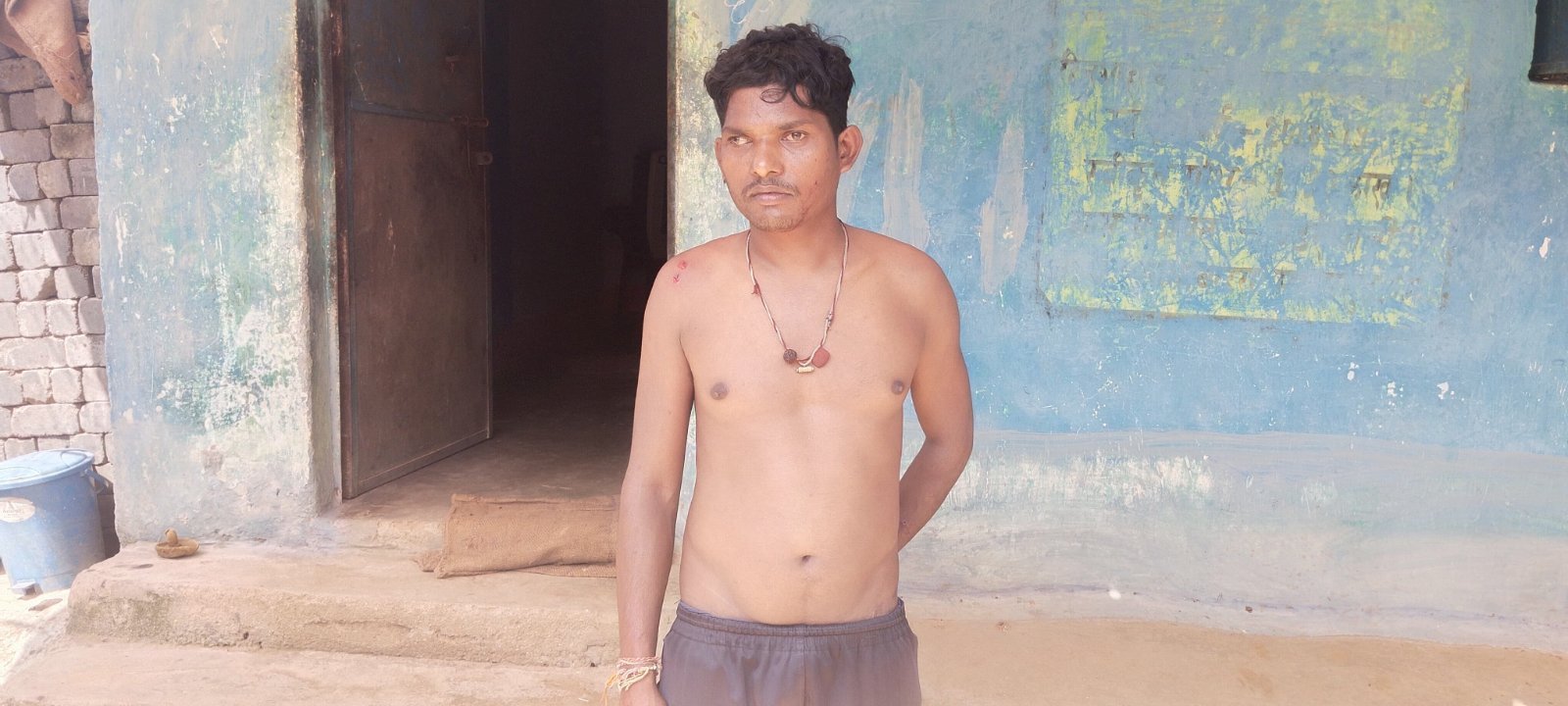 घायल युवक घर के बाहर खड़े होकर स्थिति की जानकारी दे रहा है।