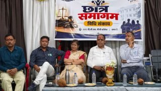 बीसीएस शासकीय पीजी कॉलेज धमतरी में आयोजित विधि छात्र समागम का मंच