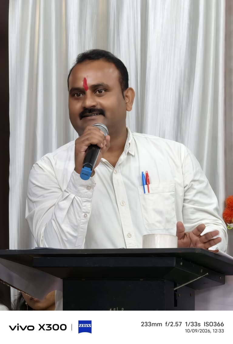 विधि छात्र समागम में विद्यार्थियों को संबोधित करते मुख्य अतिथि