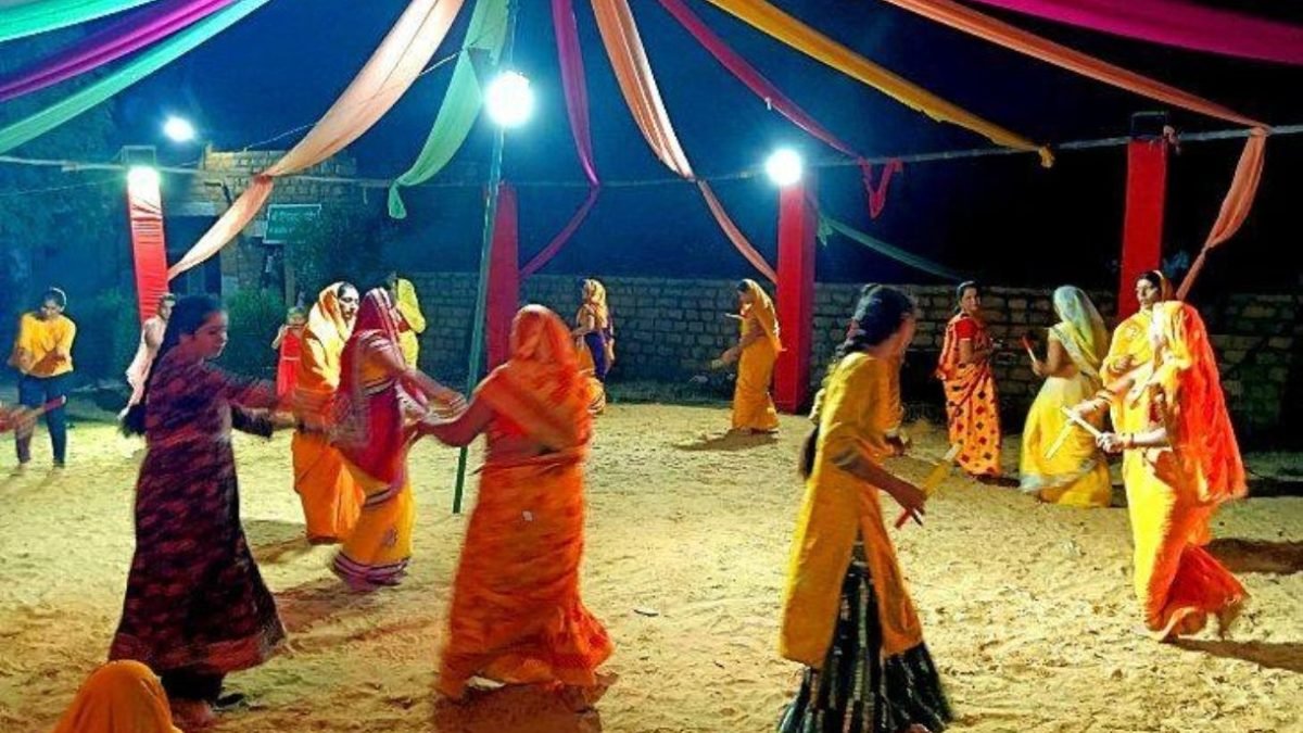 गरबा आयोजन में रंग-बिरंगे परिधानों में नृत्य करती महिलाएं; सांकेतिक तस्वीर