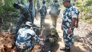 जंगल के रास्ते पर मौजूद सुरक्षा बल के जवान; सांकेतिक तस्वीर